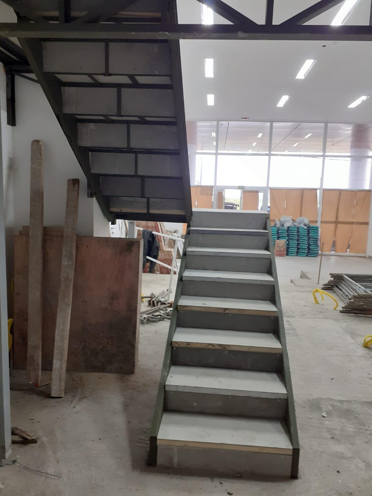 Montagem de mesanino metálico comercial